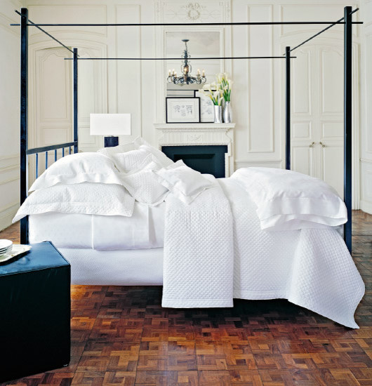 Современный дизайн спальни в белом цвете