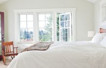 Современный дизайн спальни в белом цвете