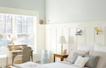 Современный дизайн спальни в белом цвете.