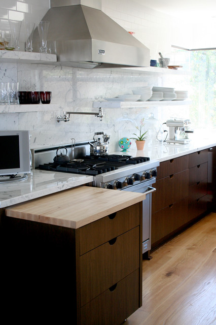 Фотография интерьера кухни в двухцветной гамме